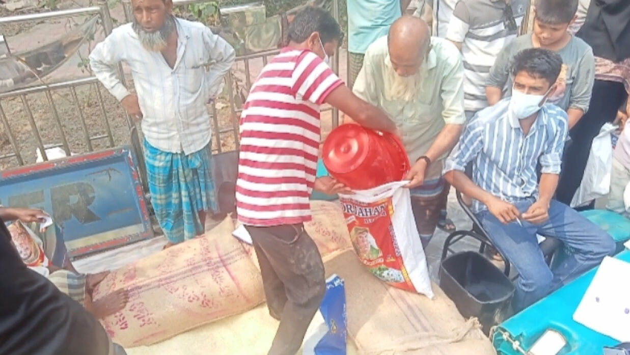 টুঙ্গিপাড়ায় ঈদুল ফিতর উপলক্ষে দুস্থদের মধ্যে ভিজিএফ চাল বিতরণ