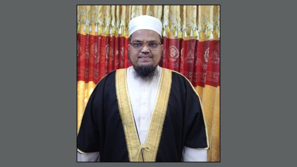 পিএইচডি ডিগ্রি অর্জন করলেন মসজিদের খতিব