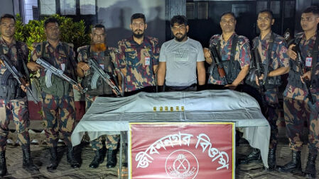 সীমান্তে যুবকের পেটে মিলল ৬ সোনার বার