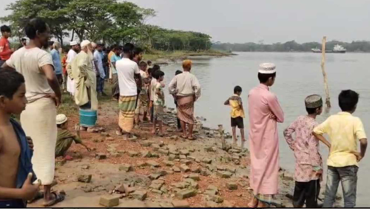 লঞ্চের ধাক্কায় মাছ ধরার নৌকা ডুবে শিশু নিখোঁজ