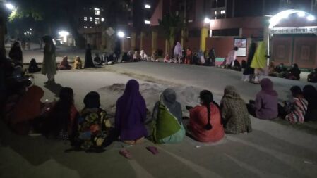 সিঙ্গেল সিটের দাবিতে সড়ক অবরোধ করে বাকৃবি ছাত্রীদের বিক্ষোভ