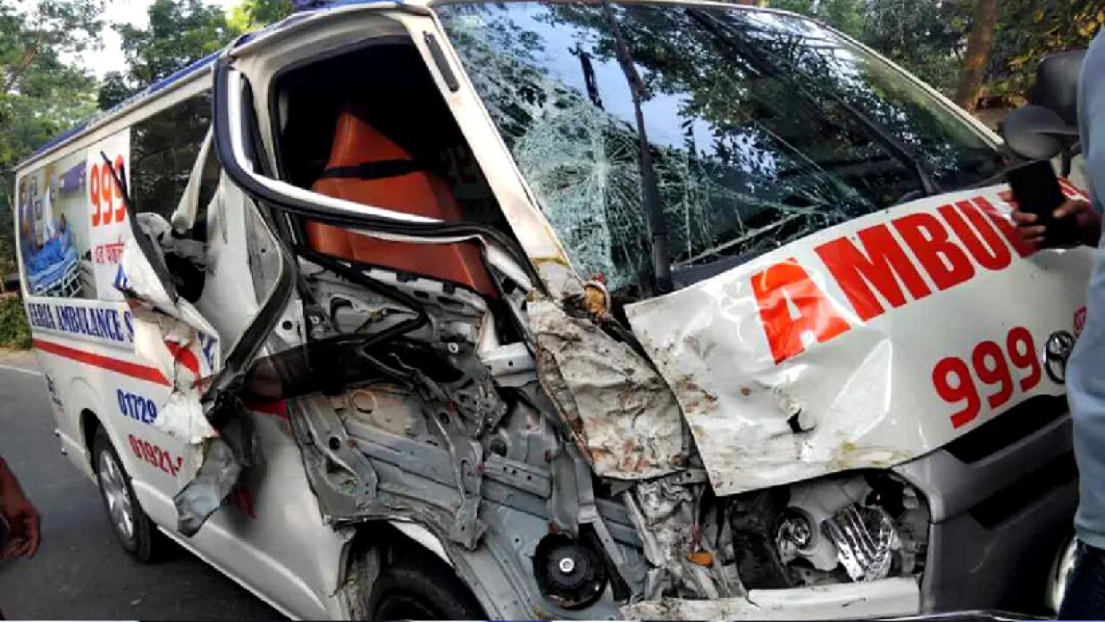 অ্যাম্বুলেন্স ও ব্যাটারিচালিত ভ্যানের মুখোমুখি সংঘর্ষে নিহত ৩