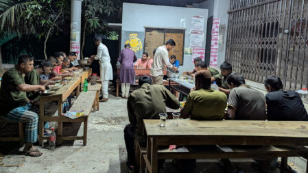 নিরাপত্তা প্রহরীদের সাহরি করাল গোপালগঞ্জ বিশ্ববিদ্যালয় ছাত্রদল