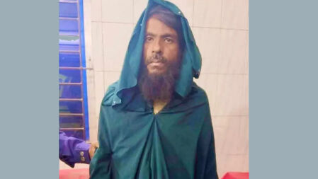 বোরকা পরে পালাচ্ছিলেন ধর্ষণ মামলার আসামি, অতঃপর...