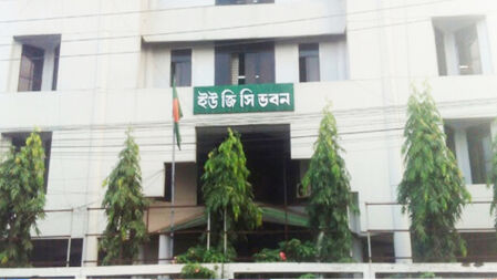 সচিবের পদত্যাগ দাবিতে ইউজিসিতে ফ্যাসিবাদবিরোধী শিক্ষার্থীদের অবস্থান