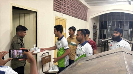 নিরাপত্তাকর্মীদের মধ্যে ইবি ছাত্রদলের সাহরি বিতরণ