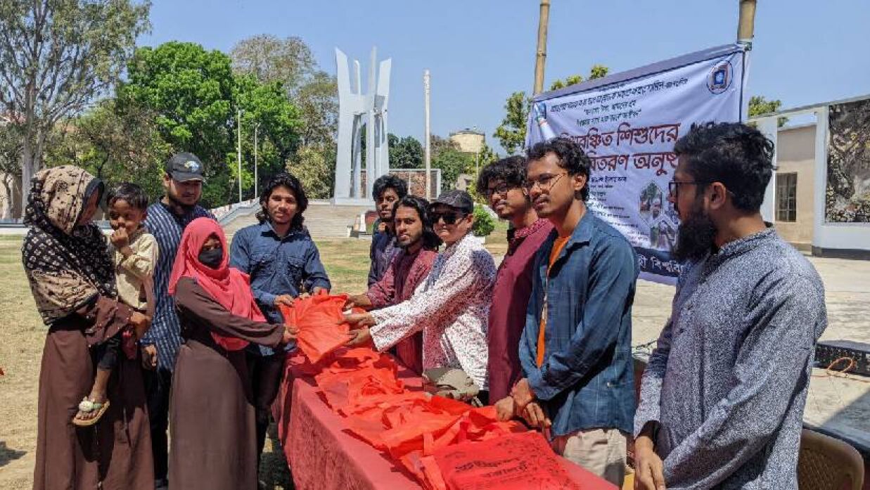 রাবিতে সুবিধাবঞ্চিত শিশুদের মাঝে ঈদ সামগ্রী বিতরণ