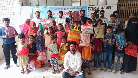 পথশিশুদের মাঝে ইবি সিআরসির ঈদ উপহার বিতরণ