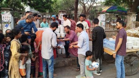 ঢাবিতে ছিন্নমূল মানুষের মাঝে ইফতার বিতরণ করল ছাত্রদল