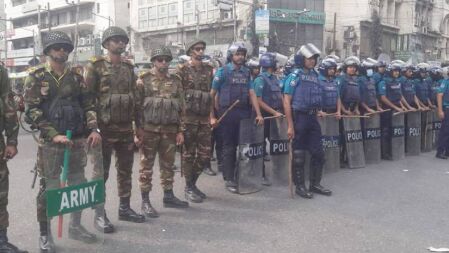 বায়তুল মোকাররমের সামনে সতর্ক অবস্থানে নিরাপত্তা বাহিনী