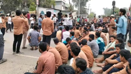 রেলপথ অবরোধ করে দিনাজপুর পলিটেকনিকের শিক্ষার্থীদের বিক্ষোভ