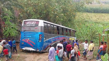 যাত্রীবাহী বাস খাদে পড়ে সেনাসদস্য নিহত, আহত ৬
