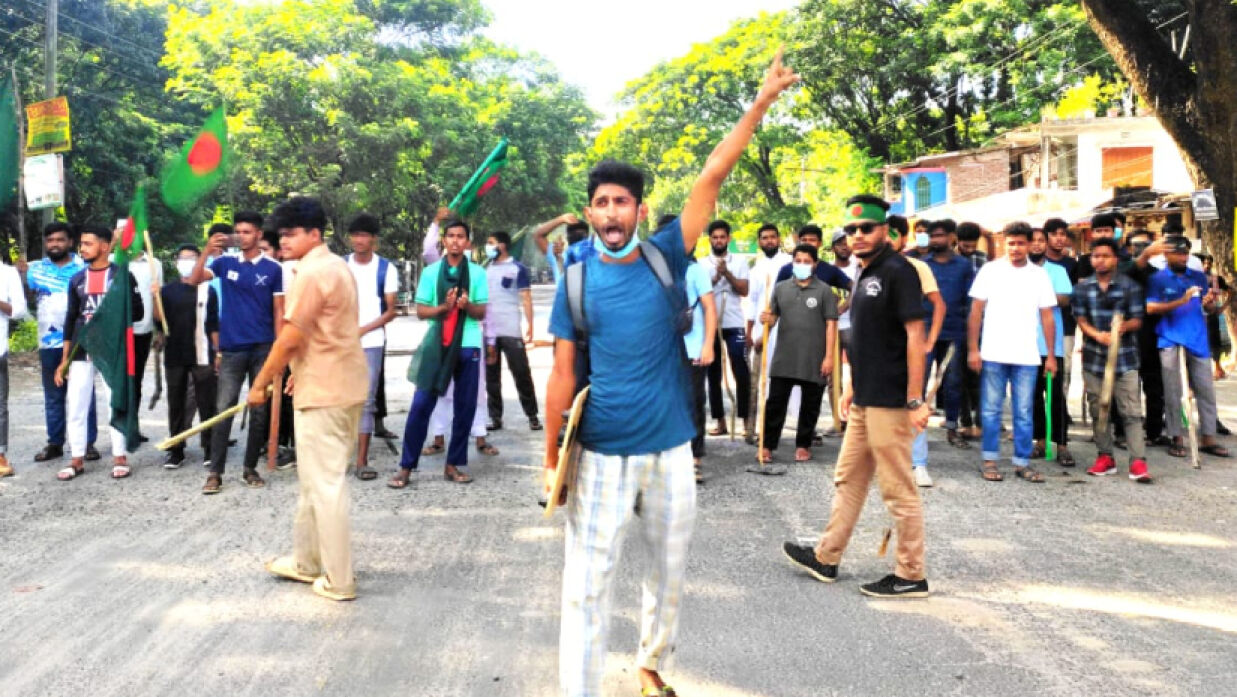 ‘আজ আন্দোলনে না গেলে তুমি কাপুরুষের মা হবে’
