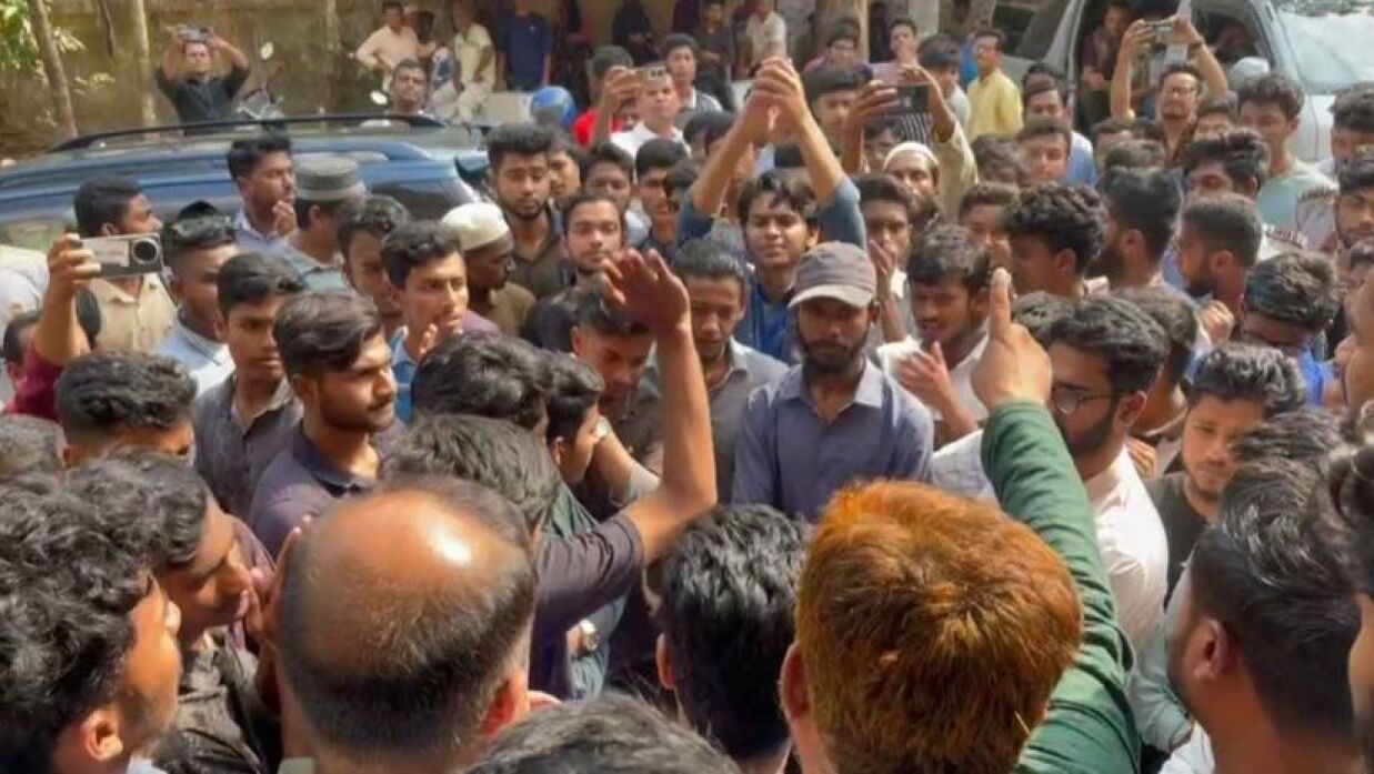 থানার ভেতরে শিক্ষার্থীদের ওপর ছাত্রদলের হামলার অভিযোগ