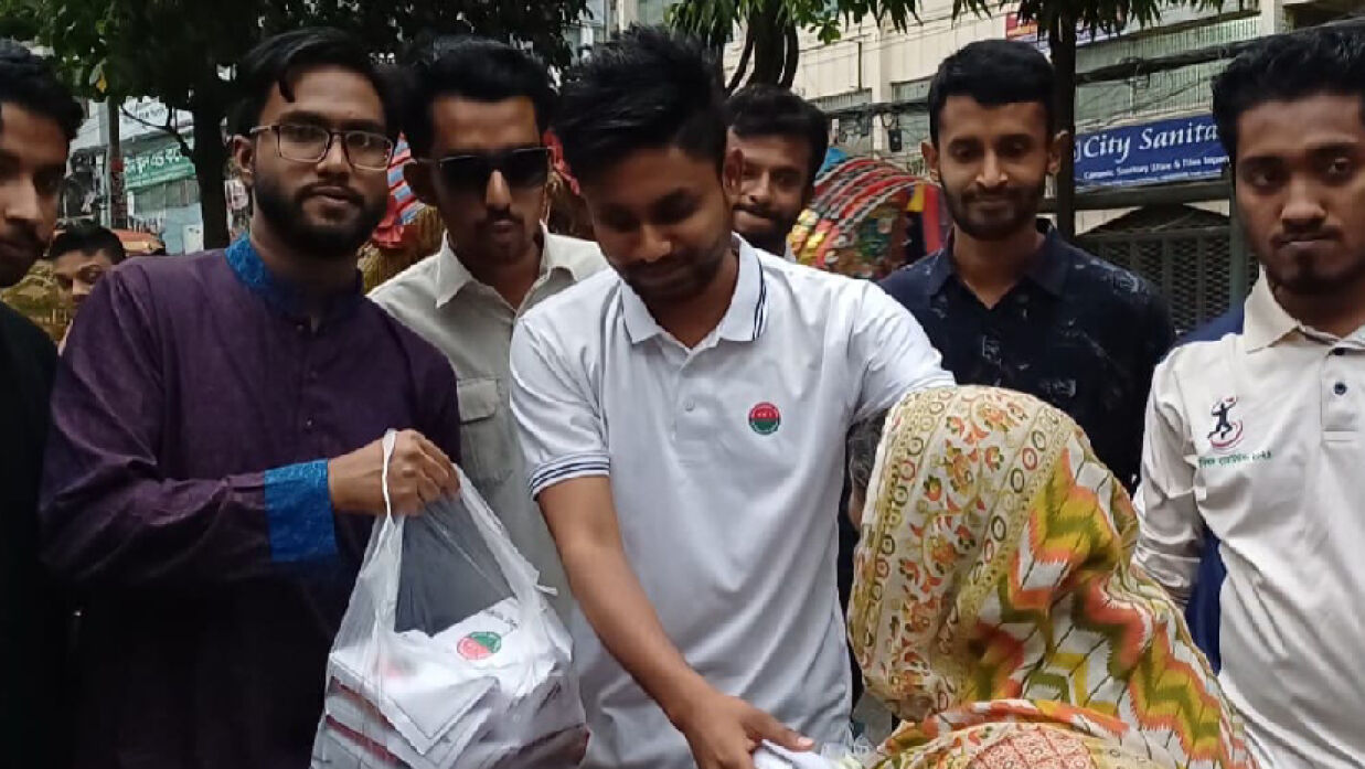 শ্রমজীবীদের মাঝে ইফতার বিতরণ ‘ইউনিভার্সিটি অব এশিয়া প্যাসিফিক’ ছাত্রদলের            