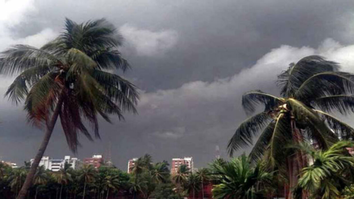 দুপুরের মধ্যে ৬০ কিলোমিটার বেগে ঝড়ের পূর্বাভাস