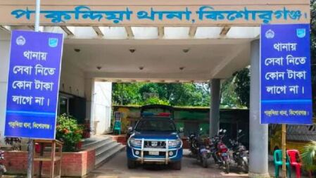 পাকুন্দিয়ায় মাদক ব্যবসায় বাধা দেওয়ায় ছাত্রদল নেতাকে কুপিয়ে জখম