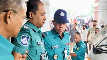হাজতিদের সঙ্গে পুলিশের সংঘর্ষ, এসআই শুভ আহত