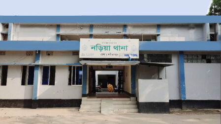 বাবাকে কুপিয়ে হত্যার পর পালাতে গিয়ে ছেলের মৃত্যু