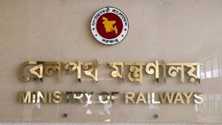 ঈদযাত্রায় ট্রেনের ছাদে যাত্রা রোধে কঠোর ব্যবস্থা, স্টেশনে মিলবে না মই-টুল