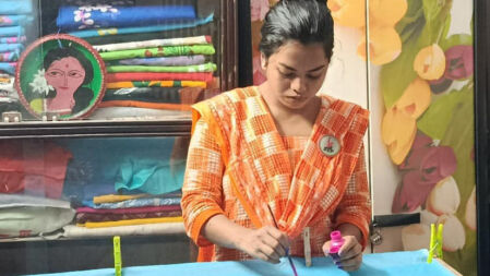 মাস্টার্স শেষে চাকরির পেছনে না ছুটে আঁখি এখন স্বাবলম্বী