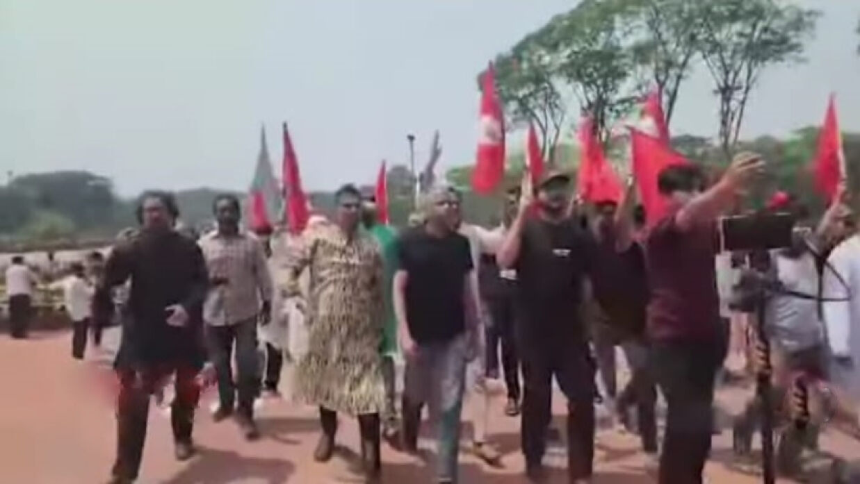 জাতীয় স্মৃতিসৌধ চত্বরে জয় বাংলা স্লোগান দেয়ায় মারধর