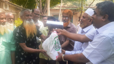 শেরপুর সরকারি কলেজে কর্মচারীদের মধ্যে ঈদ উপহার বিতরণ