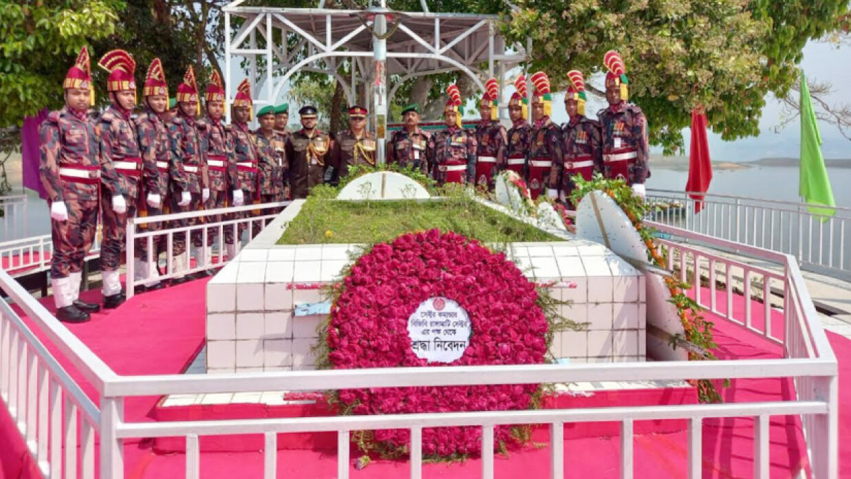 বীরশ্রেষ্ঠ মুন্সী আব্দুর রউফের সমাধিতে বিজিবির শ্রদ্ধা