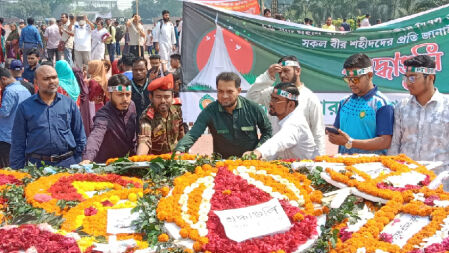 স্বাধীনতা দিবস উপলক্ষে স্মৃতিসৌধে মানারাত ইউনিভার্সিটির পুষ্পস্তবক অর্পণ 