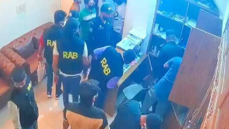 ধানমন্ডিতে র‌্যাব-ম্যাজিস্ট্রেট ও সমন্বয়ক পরিচয়ে দুর্ধর্ষ ডাকাতি