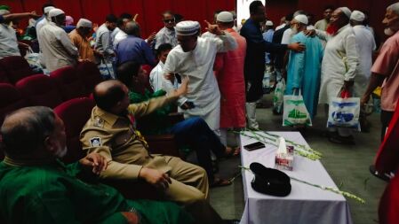জিয়াউর রহমানকে স্বাধীনতার ঘোষক বলায় মুক্তিযোদ্ধাদের সম্মাননা অনুষ্ঠানে হট্টগোল