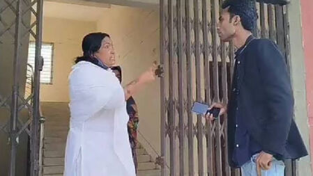 ‘তুই সাংবাদিক তো কি হইছে, তোকে স্যান্ডেল খুলে মারবো’—আ.লীগ নেত্রীর বোনের হুঙ্কার