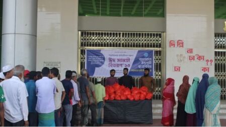 শেকৃবিতে কর্মচারীদের মধ্যে ইদ সামগ্রী বিতরণ করল ছাত্রশিবির 