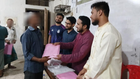 কর্মচারীদের মাঝে ঈদ উপহার বিতরণ কবি নজরুল কলেজ ছাত্র শিবিরের