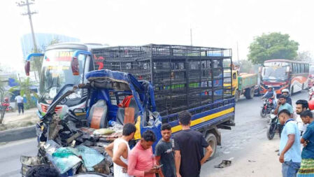 দাঁড়িয়ে থাকা ট্রাকে মুরগিবাহী পিকআপের ধাক্কা, নিহত ২