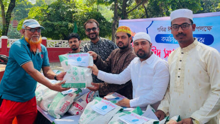 রাজশাহী কলেজ ছাত্রশিবিরের উদ্যোগে কর্মচারীদের মধ্যে ঈদসামগ্রী বিতরণ