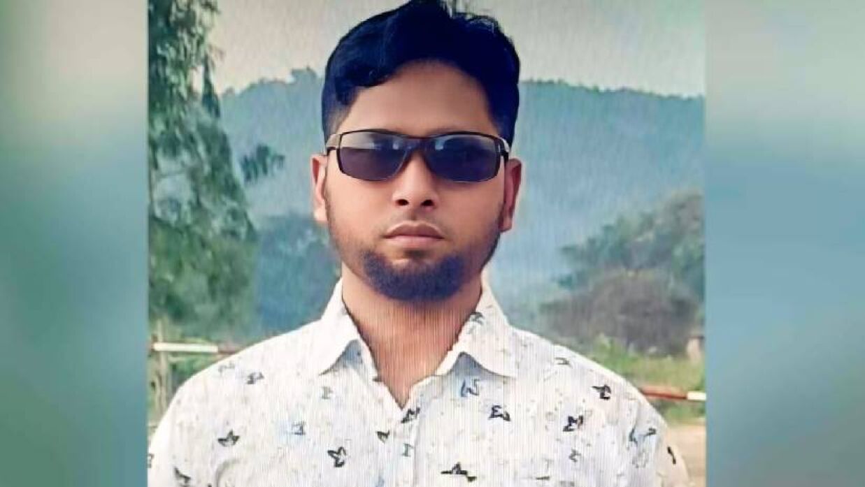সাভারে ট্রাকের চাপায় প্রাণ গেল পুলিশ সদস্যের