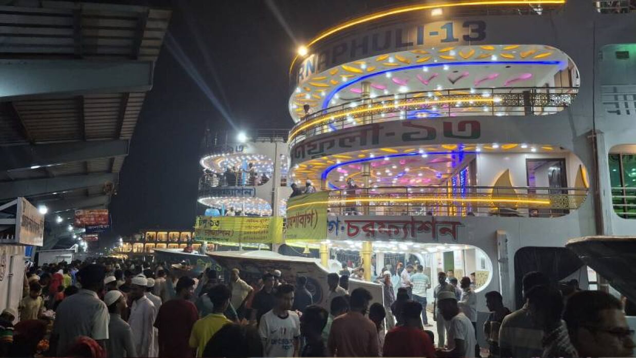 ঈদযাত্রায় সদরঘাটে জনস্রোত: নির্বিঘ্ন নৌপথে ঘরমুখো মানুষের ঢল