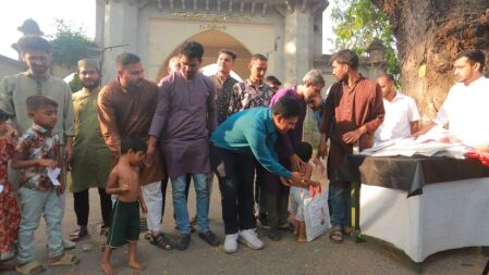 ঢাবিতে পথশিশুদের মাঝে ছাত্রদল নেতার ঈদ উপহার বিতরণ
