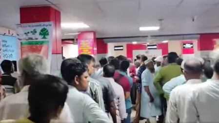 বেতনের টাকা তুলতেও ভোগান্তি শিক্ষক-কর্মচারীদের, খালি হাতে বাড়ি ফিরেছেন অনেকে