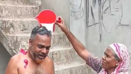 জামিনে মুক্তি পেয়ে ছাত্রলীগের সাবেক নেতার দুধ দিয়ে গোসল, ভিডিও ভাইরাল