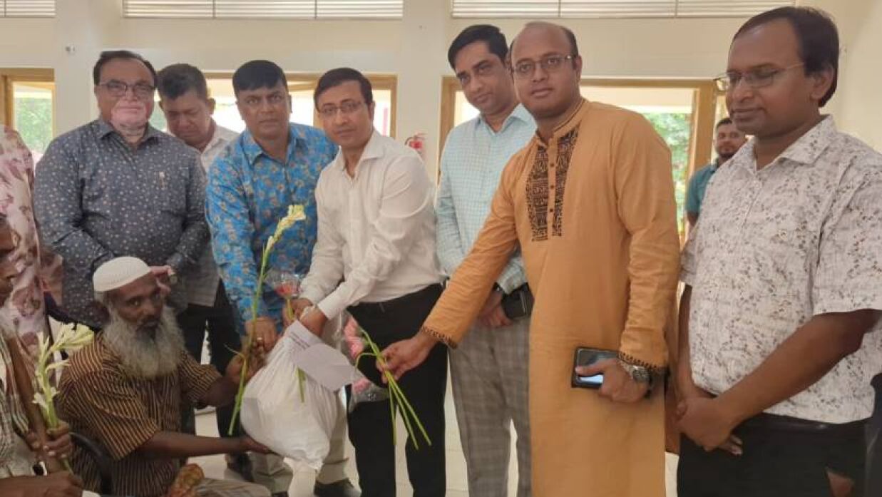 খাগড়াছড়িতে প্রতিবন্ধীদের মধ্যে ঈদ উপহার বিতরণ