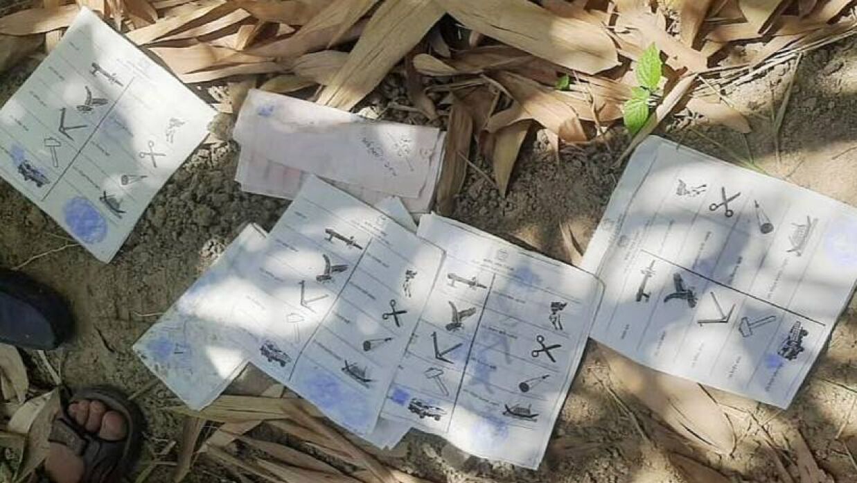 ডিসির বাংলোর গর্তে মিলল দ্বাদশ নির্বাচনের বিপুলসংখ্যক সিলমারা ব্যালট