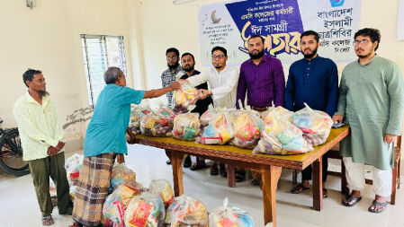 এমসি কলেজের দেড় শতাধিক কর্মচারীদের মধ্যে ছাত্রশিবিরের ঈদসামগ্রী বিতরণ