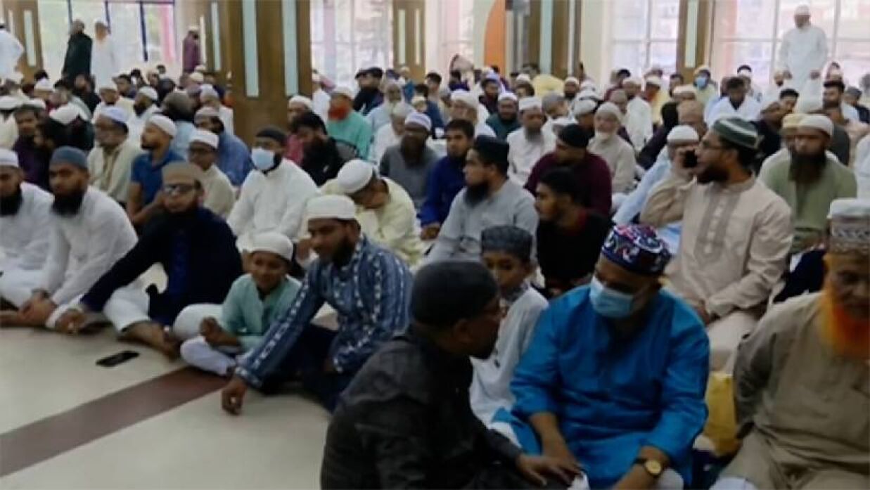 সৌদি আরবের সাথে মিল রেখে ঢাকায় কয়েকশত মানুষের ঈদ উদযাপন