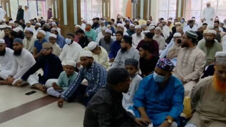 সৌদি আরবের সাথে মিল রেখে ঢাকায় কয়েকশত মানুষের ঈদ উদযাপন