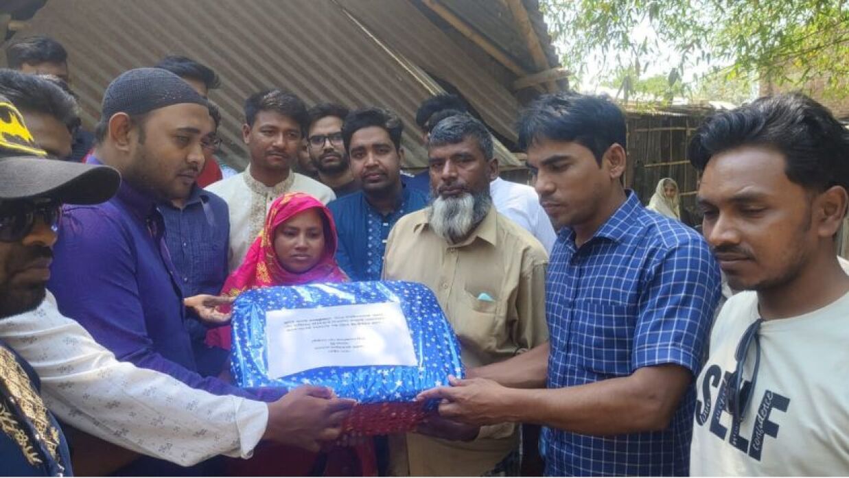 জুলাই গণঅভ্যুত্থানে শহীদ যুবদল কর্মী তারিকের পরিবারকে ঈদ উপহার ছাত্রদলের