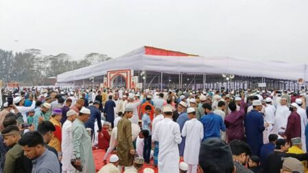 পুরনো বাণিজ্যমেলার মাঠে ঈদ জামাত অনুষ্ঠিত, মুসল্লি চার গুণ