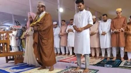 ঈদের নামাজে উপদেষ্টা আসিফসহ দুইজনকে সামনে ডেকে নেন ইমাম নিজেই