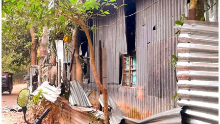 ইভটিজিংয়ের প্রতিবাদ করায় স্কুলছাত্রীর বাবা-চাচাকে কুপিয়ে জখম